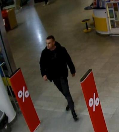Olsztyn. Złodziej w centrum handlowym przy Tuwima. Szuka go policja! [ZDJĘCIA]