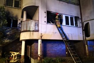 Pożar w Skokach. Z płonącego mieszkania wyniesiono mężczyznę