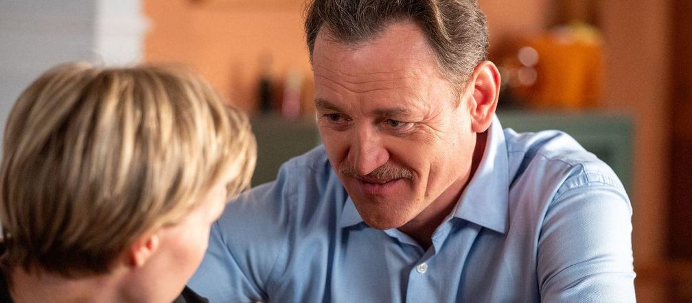 Robert (Paweł Ławrynowicz) w niebieskiej koszuli, patrzący czule na Sonię (Weronika Nockowska), która odwraca głowę. Mężczyzna ma wąsy i zmarszczki na czole, a kobieta krótkie, blond włosy. Scena z serialu Barwy szczęścia, której szczegóły przeczytasz na Super Seriale.