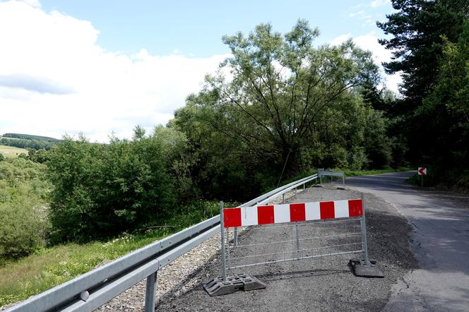 Duże osuwisko cały czas jest aktywne i niszczy  drogę. Kierowcy uważajcie we Florynce