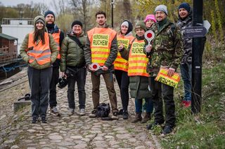 Wolontariusze dbający o bezpieczne przejście nurogęsi