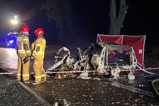 Volvo wbiło się w drzewo i stanęło w płomieniach. Kierowca spłonął żywcem! 