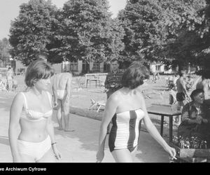 QUIZ PRL. Seksbomby znad Bałtyku. W czym opalały się nasze matki i babki? 15 pytań o plażowanie w stylu PRL