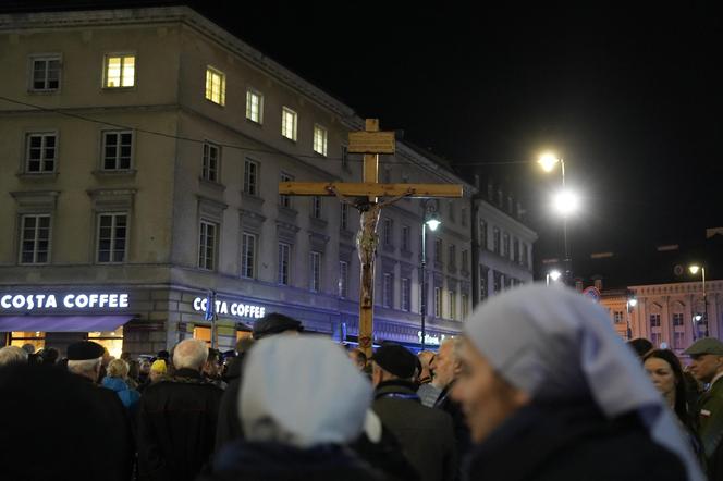 Tłumy wiernych przeszły przez stolicę. Centralną Drogę Krzyżową poprowadził kardynał Nycz