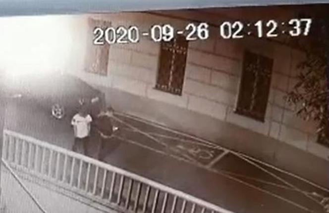 Tajemnicze plamy na koszulce Macieja Aleksiuka