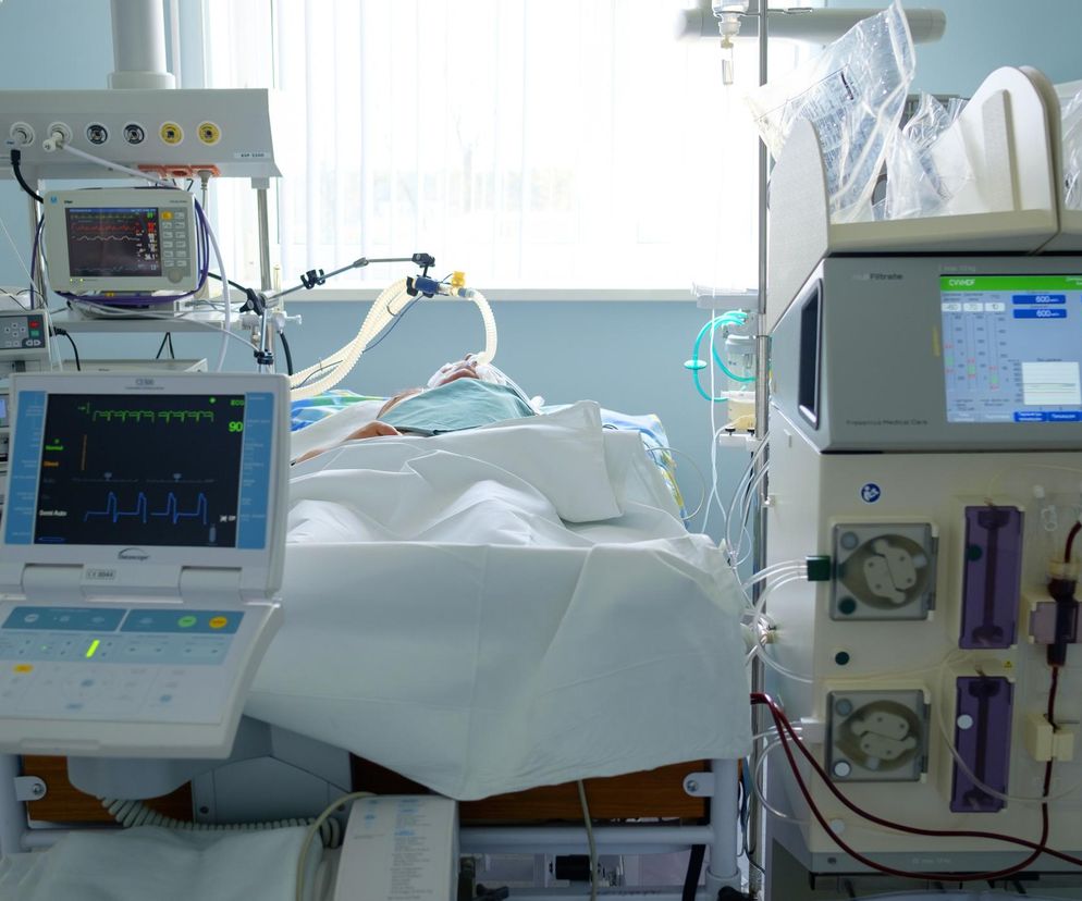 Pacjent pod respiratorem na OIOM