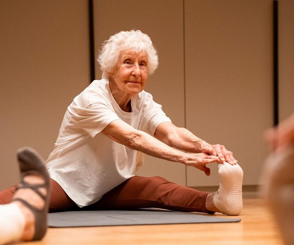 Ma 102 lata i uczy jogi! Jej nazwisko zwraca uwagę Polaków