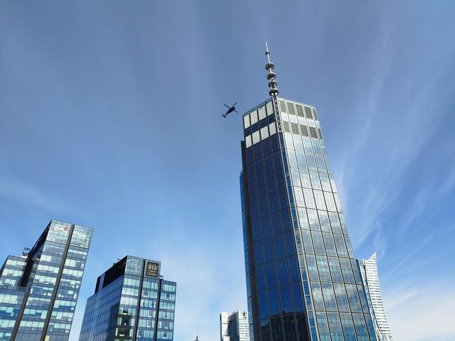 Blackhawk latał nad Warszawą. Zawisł nad najwyższym wieżowcem