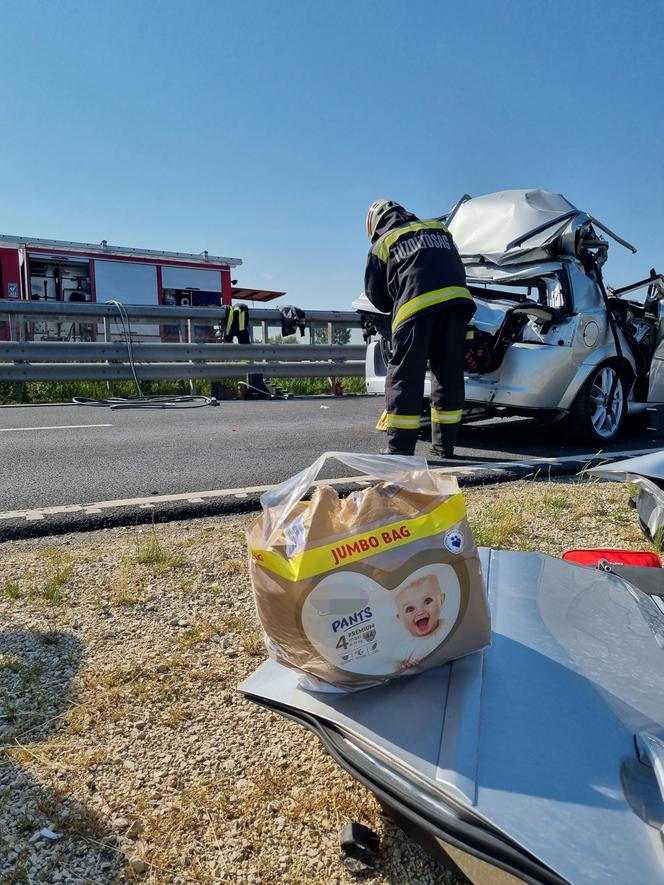 Przerażający wypadek polskiej rodziny na Węgrzech. Trzy osoby nie żyją. Ocalała tylko 1,5-roczna córeczka