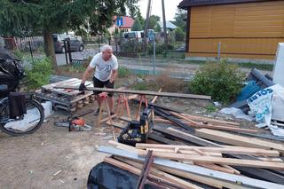 Strażacy z OSP w woj. lubelskim remontują dom pani Barbary, która chce wziąć pod opiekę swoją wnuczkę. ZDJĘCIA