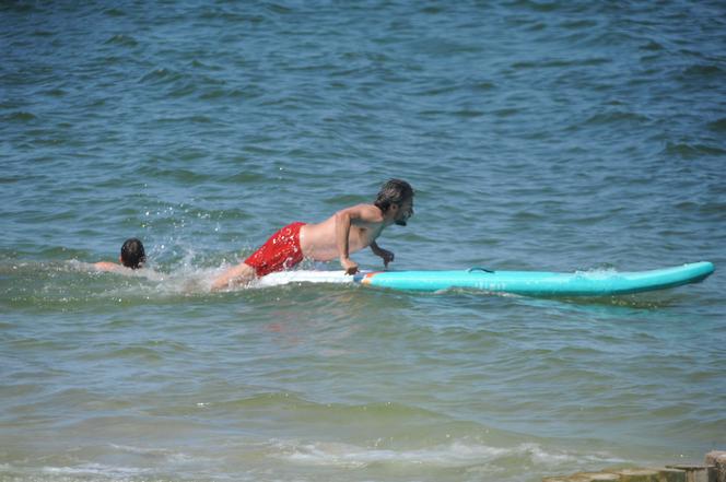 Olivier Janiak jak David Hasselhoff na plaży nad Bałtykiem