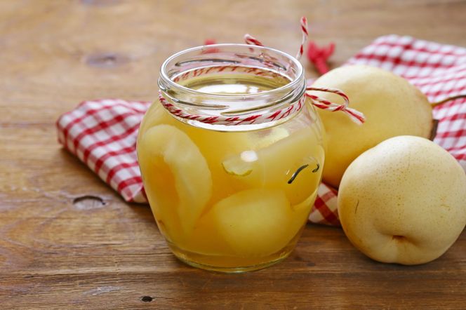 Kompot z gruszek w słoikach nie ciemnieje i pięknie pachnie. Wystarczy cytryna lub kwasek, wanilia i goździki