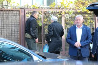 Jarosław Kaczyński dźwiga potężny baniak z wodą. Ochroniarze tylko się patrzą