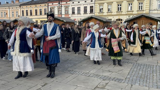 Maturzyści z Nowego Sącza zatańczyli poloneza na Rynku 