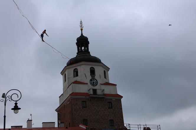   Urban Highline Festival 2023 w Lublinie. Slacklinerzy robią cuda na linach!