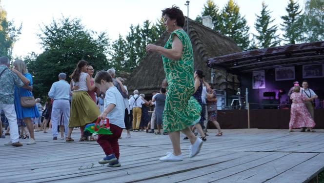 Sielanka na parkiecie w Muzeum Wsi Lubelskiej pod gołym niebem! Za nami kolejna potańcówka w rytmie miejskiego folkloru z Warszawy i Lwowa