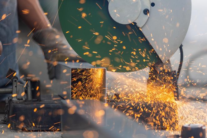Cięcie Metalu Szlifierką Kątową, Obróbka Metalu, Prace Ślusarskie
