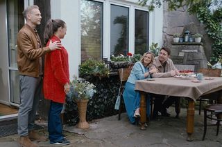 M jak miłość odc. 1881. Dima (Michaił Pszeniczny), Julia (Marta Chodorowska), Magda (Anna Mucha), Andrzej Budzyński (Krystian Wieczorek)