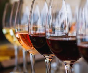 Alkohol a zdrowie mózgu. Badacze: każdy kieliszek wina może zwiększać ryzyko demencji