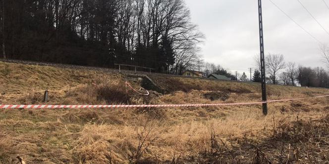 Niebezpieczne znalezisko we Frysztaku! EWAKUOWANO mieszkańców i zakmnięto drogę [ZDJĘCIA]