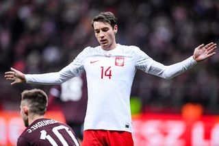 Ma być liderem defensywy Biało-Czerwonych w eliminacjach mundialu. Ale znów dostał medialne baty