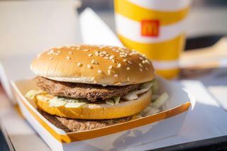 Co zamówić w McDonaldzie na diecie? Dietetyczka wskazuje, co jeść bez wyrzutów sumienia 