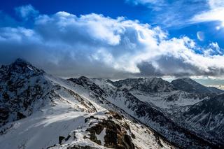 W Tatrach przybywa śniegu. TOPR podniósł stopień zagrożenia lawinowego