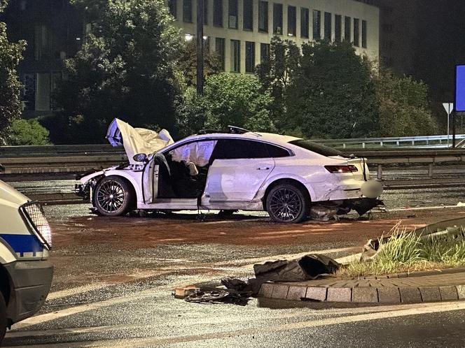 Tragiczny wypadek na Trasie Łazienkowskiej. Volkswagen wbił się w auto rodziny z dziećmi. Jedna osoba nie żyje