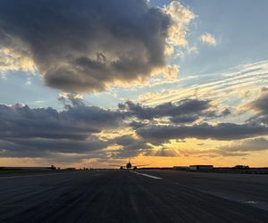 Budowa drogi startowej na lotnisku w Jasionce prawie na finiszu. Zakończenie prac planowane jest na październik
