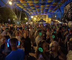 Białystok. Silent Disco pod parasolkami