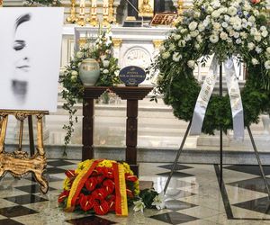 Pogrzeb Joanny Kołaczkowskiej. Tak pożegnali ją przyjaciele z kabaretu. Borek płakała jak uczennica