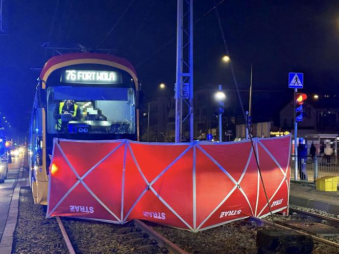 Wszedł na torowisko na czerwonym świecie. Przejechał go tramwaj. Zginął na miejscu