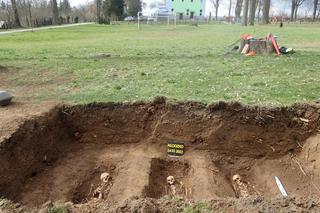 Kilkuset żołnierzy pochowanych w masowym grobie