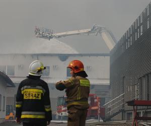 Pożar hal produkcyjnych w Małopolsce opanowany. Strażacy walczyli z ogniem prawie 12 godzin!