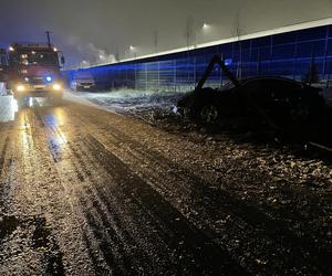 Groźny wypadek pod Bydgoszczą! Osobówka ścięła słup energetyczny [ZDJĘCIA]