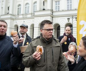 Szymon Hołownia rozdaje pączki