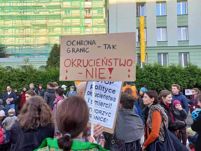 Trwa protest przed siedzibą Straży Granicznej