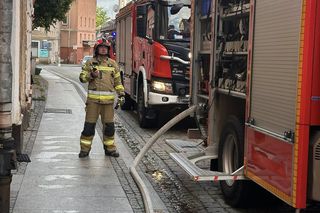 Pożar w Jaworze. Strażacy i policjanci uratowali mężczyznę z zadymionego mieszkania