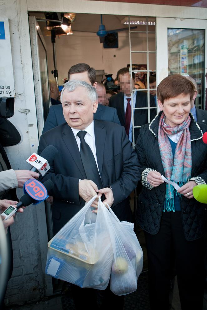 Tajemnicza torba Kaczyńskiego. Wiemy, gdzie robi zakupy