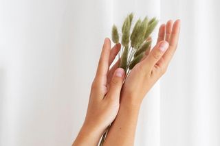 5 grzechów, które często popełniamy w pielęgnacji dłoni. Zobacz, jak ich unikać 