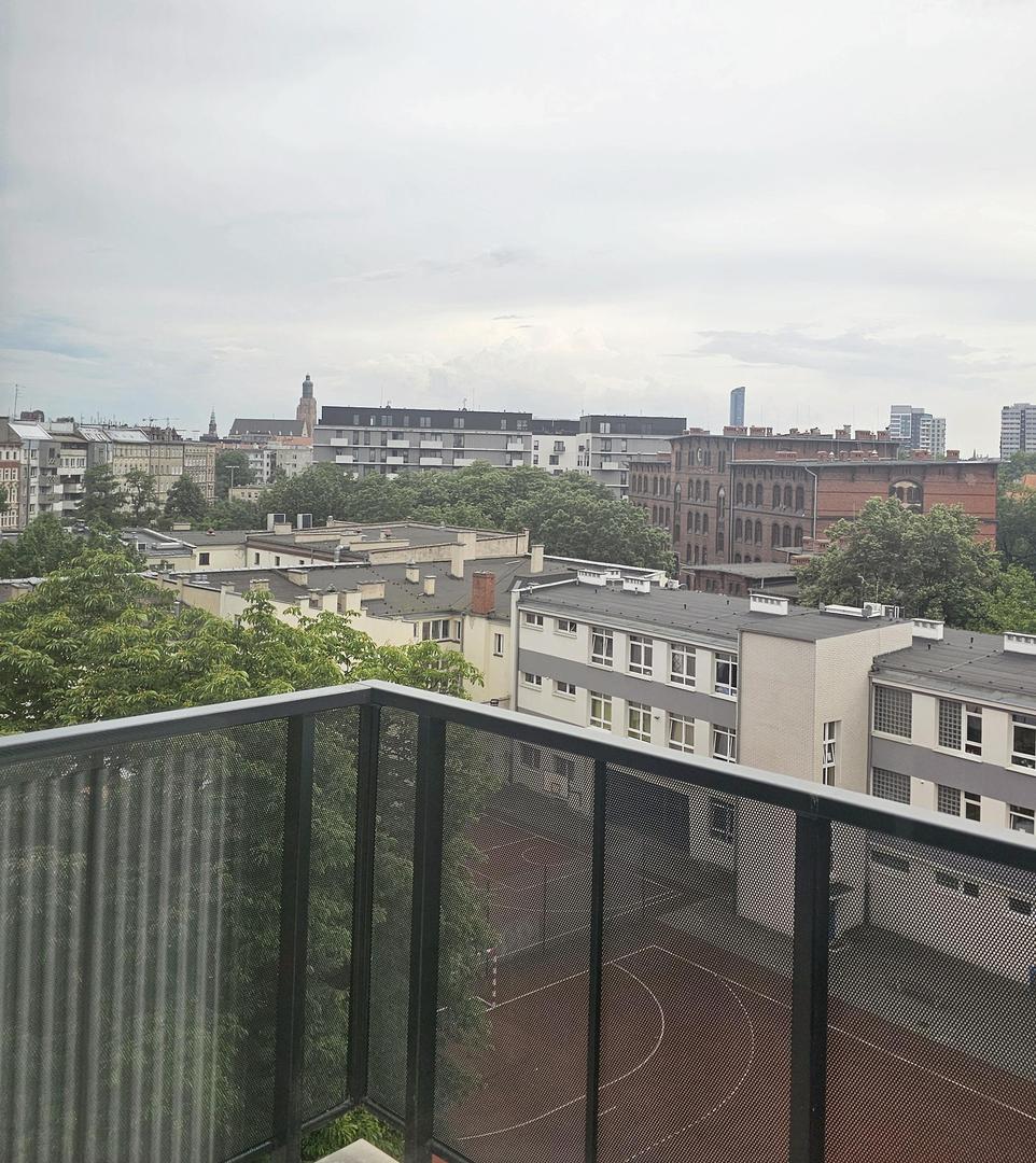 Nowa Kurkowa we Wrocławiu - zdjęcia elewacji i wnętrz budynku w trakcie prac wykończeniowych