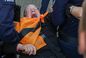 Babcia Kasia wyniesiona przez funkcjonariuszy policji. Co się stało?