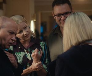 Rodzinka.pl 17 sezon odc. 297. rodzice Magdy - Beata (Agnieszka Wosińska), Jan (Krzysztof Dracz), Ludwik (Tomasz Karolak), Natalia (Małgorzata Kożuchowska)