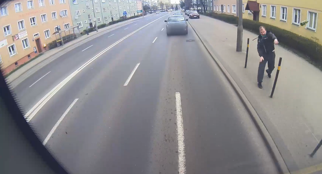 Z piwem w ręku biegł na autobus. Nie zdążył, więc rzucił butelką w szybę [WIDEO]