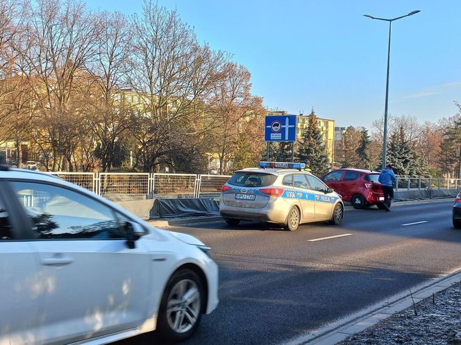 Kolizja przy zmianie pasa w Lesznie. Ciągnik siodłowy uderzył w osobówkę