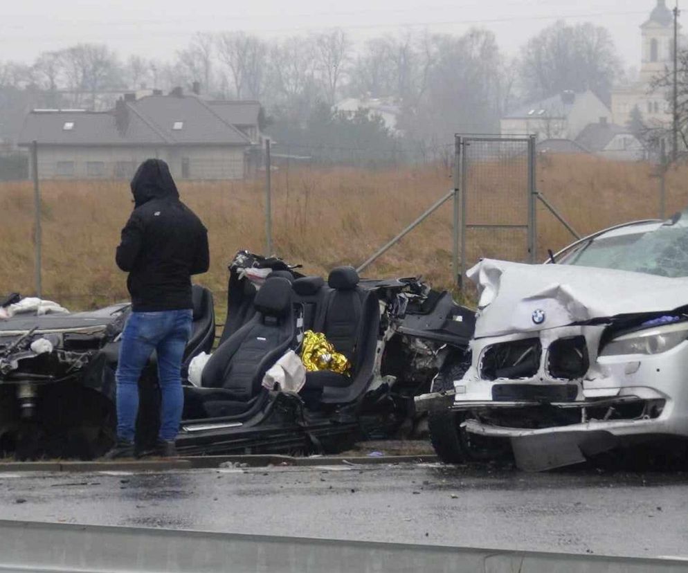 Dramat na S8. Zmiażdżony mercedes i bmw, strażacy wycinali rannych z wraków