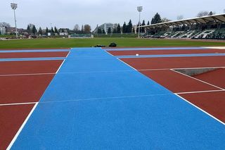 Ostatnie dni remontu stadionu w Starachowicach. Na bieżni pojwiły się tory