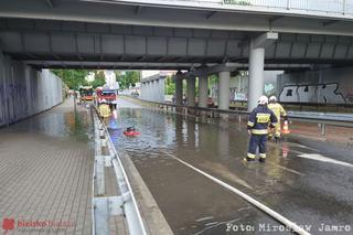 Powódź na ulicy PCK w Bielsku-Białej. Ruch jest zablokowany