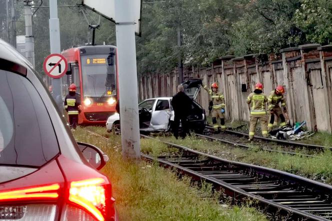 Chorzów: Wypadek na estakadzie. Samochód zaparkował na torowisku tramwajowym. Są potężne utrudnienia