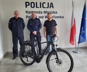 Właściciel skradzionego roweru z Niemiec już raz wysłał maila policji. Tym razem przyjechał osobiście